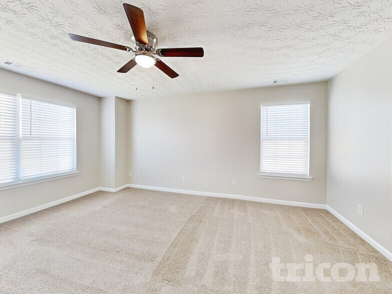 Building Photo - 305 Sarasota Ln