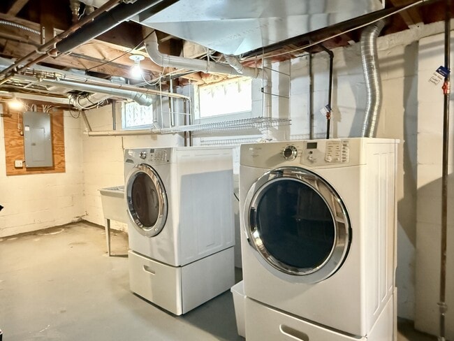 Building Photo - 718 Indianola Ave