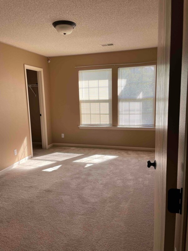 Building Photo - 9835 N Lewis Ave