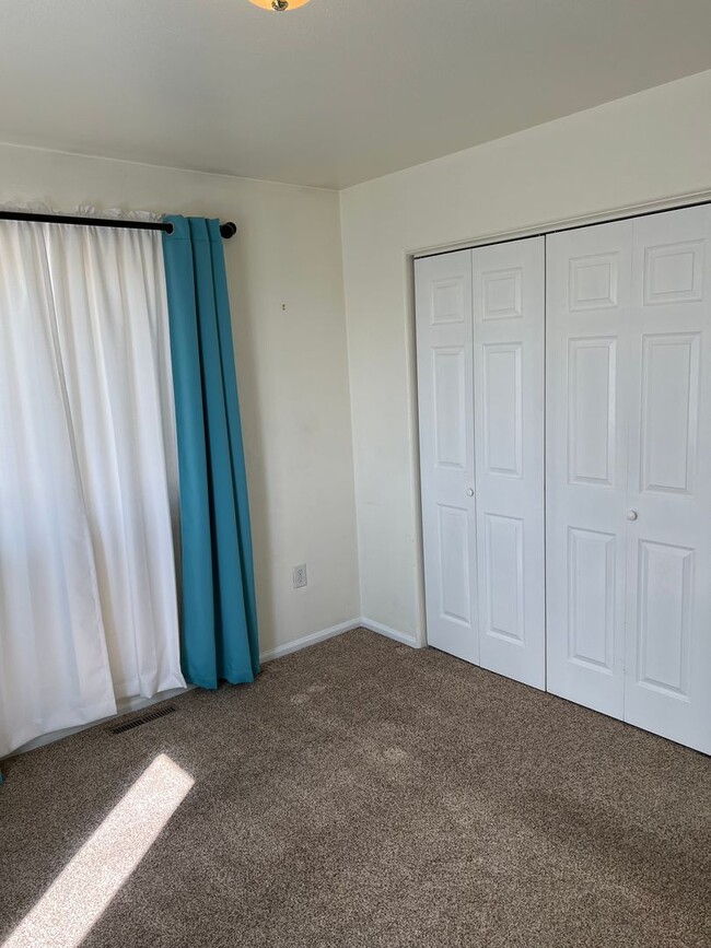 Building Photo - 3 BEDROOM, 2.5 BATHROOM TOWNHOME WITH 2 CA...