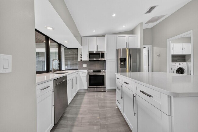 Building Photo - 825 SE Starflower Ave