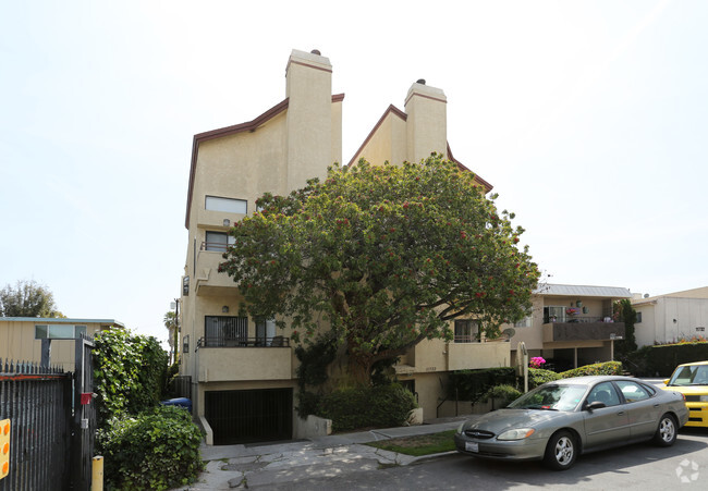 Building Photo - Avon Way Apartments