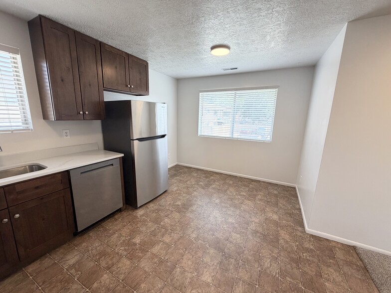 Building Photo - 866 E 500 N