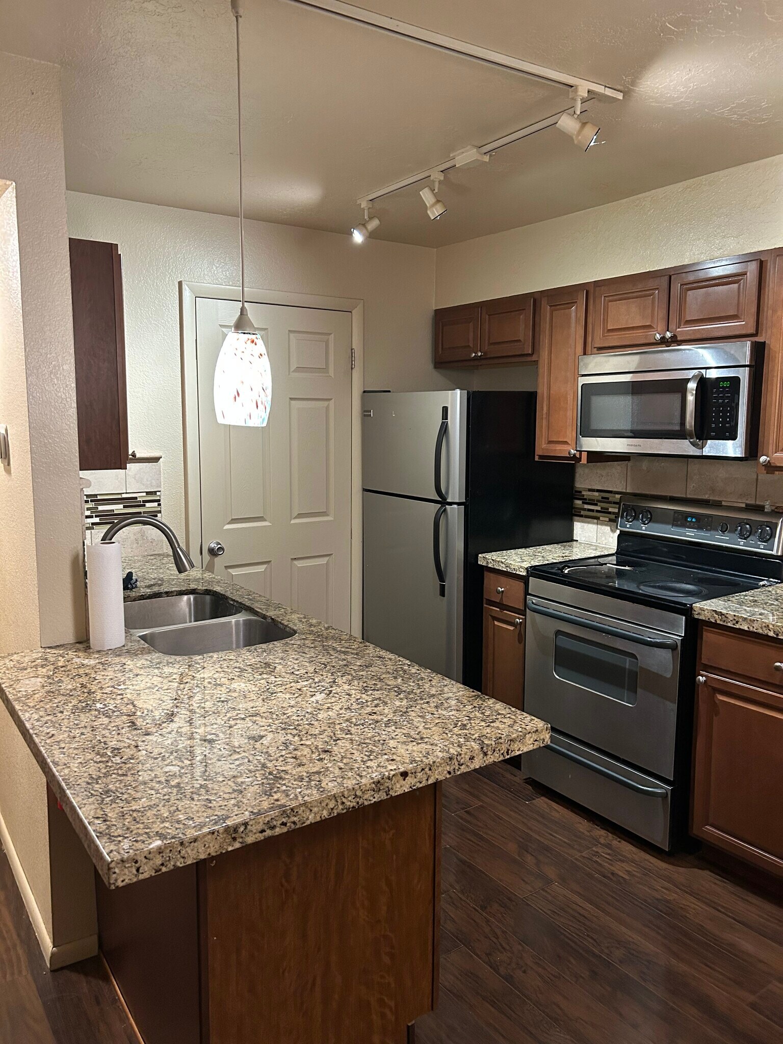 Updated Kitchen with Granite Counters - 1221 E Waterside Cv