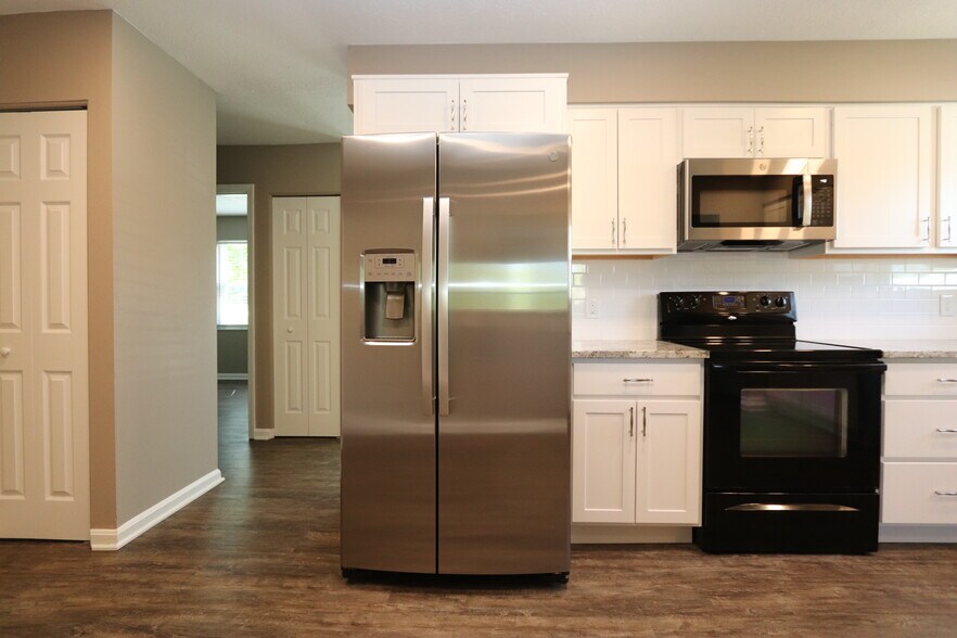 Building Photo - 6810 Village Green Blvd