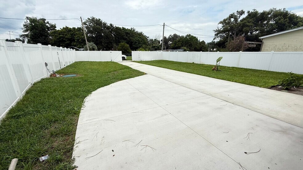 Building Photo - 37542 Eiland Blvd