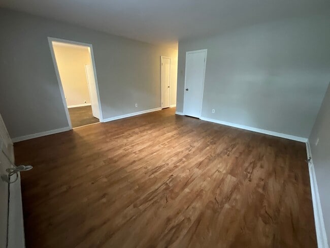 Building Photo - Charming Single Family Home - Convenient l...