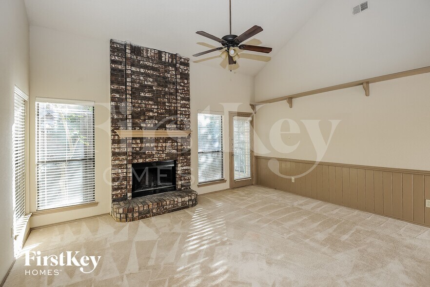 Building Photo - 1396 Chinaberry Dr