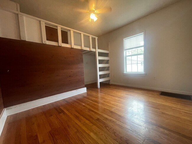 Building Photo - 321 E College St