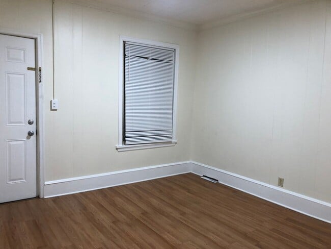 Building Photo - Fantastic 2+ Bedroom w/ 1 1/2 Bath Home! R...
