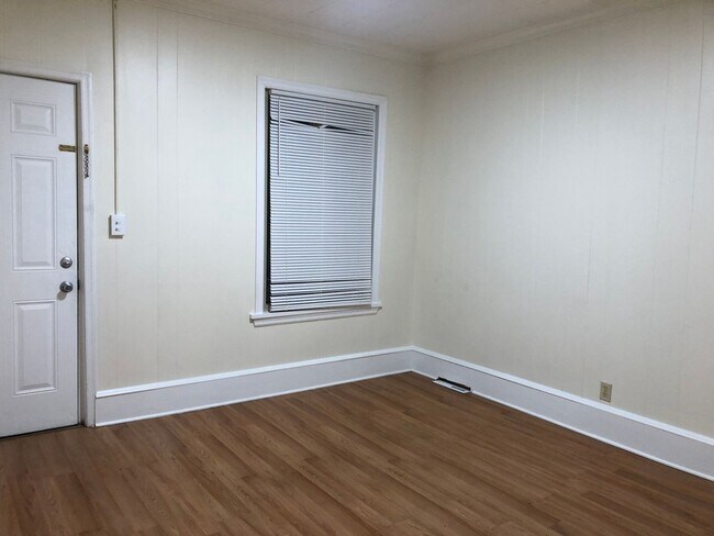 Building Photo - Fantastic 2+ Bedroom w/ 1 1/2 Bath Home! Recently Renovated! Hardwood Floors! Central Air! W/D Ho...