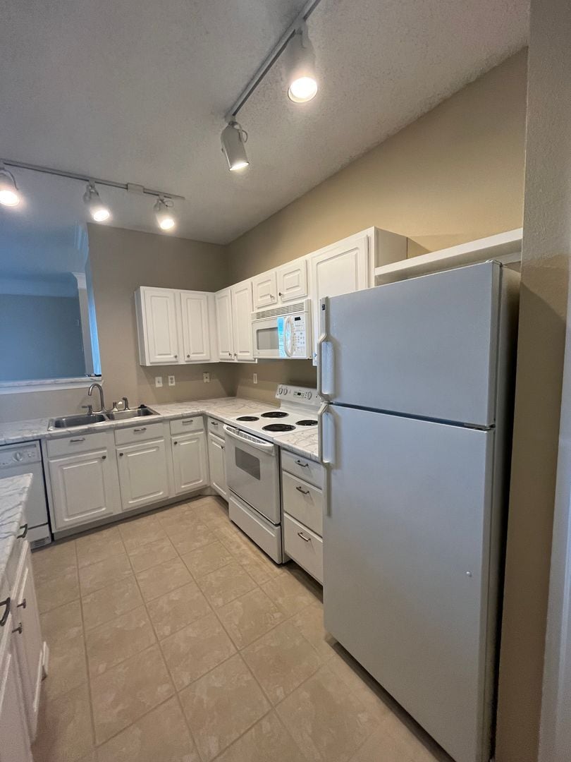 Building Photo - 2010 Shamrock Dr