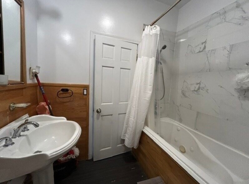 Bathroom - 42 Haverford St