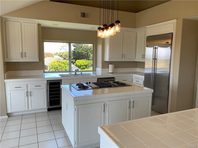 Building Photo - 6 Saros