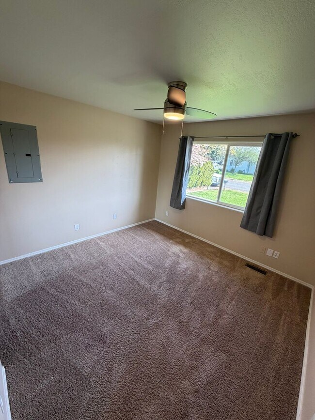 Building Photo - 370 11th St