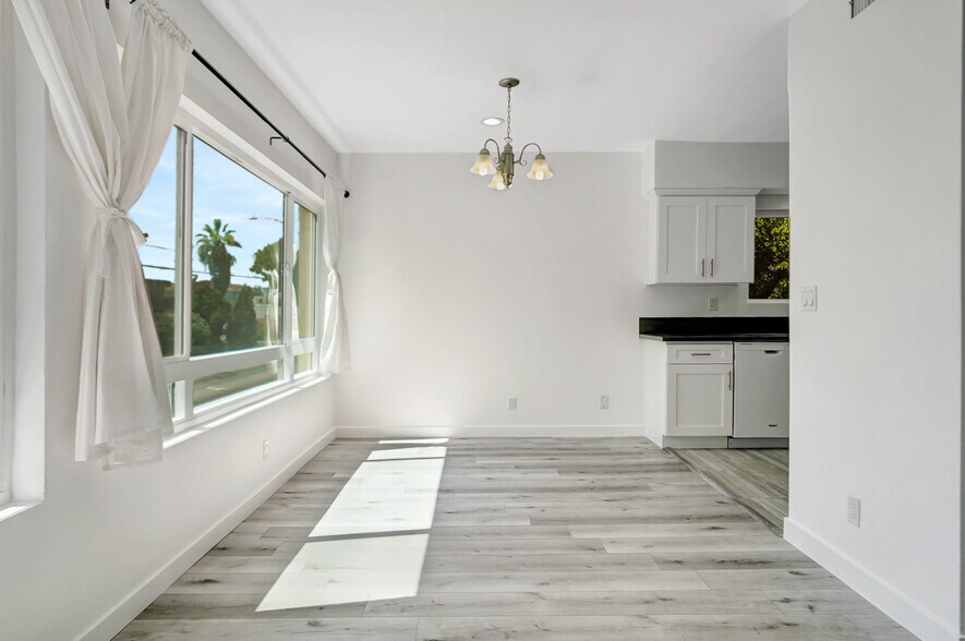 Building Photo - 10823 Camarillo St