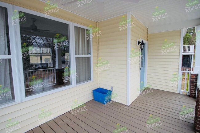 Building Photo - 3 Bedroom, 2.5 Bath in Earlwood - Availabl...