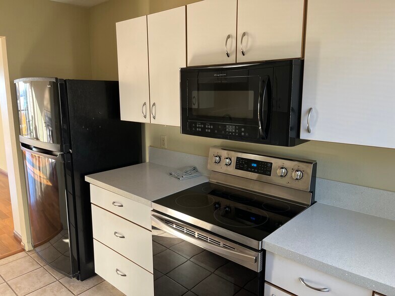 Kitchen - 7511 N Edgewater Ave