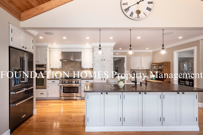 Building Photo - Gorgeous Ranch Style 4BD/2.5BA!  Outdoor Kitchen!  Hot Tub!  FOUNDATION