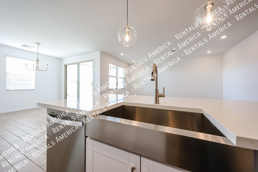 Building Photo - 15915 W Gray Fox Trl