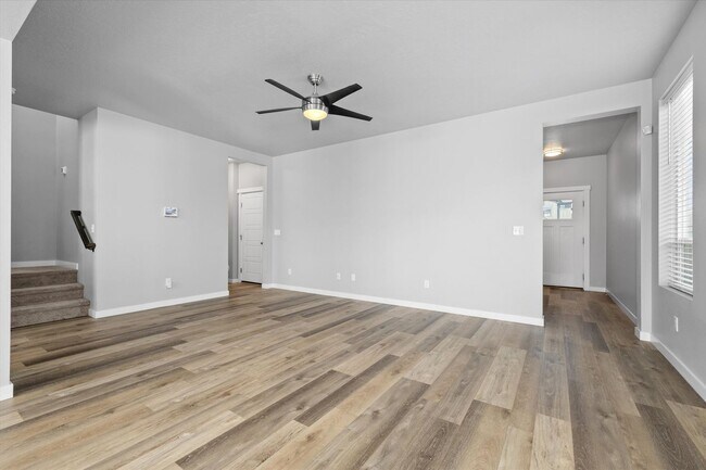 Building Photo - 3 bed, 3 bath with over 2000 sq ft!