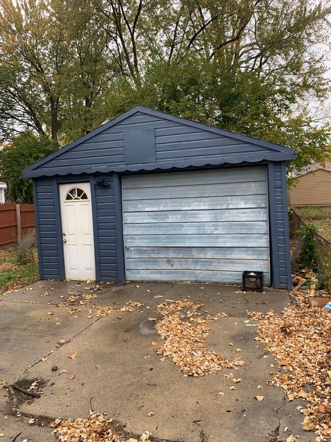 Building Photo - Charming 3 Bedroom Home with Garage in Sou...