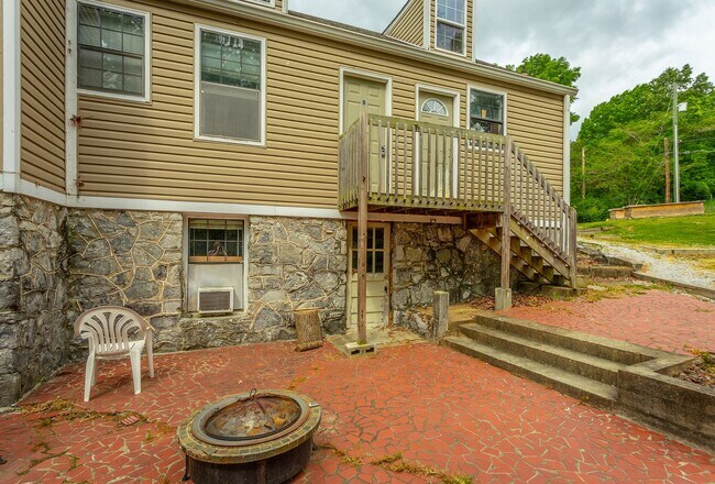 Building Photo - 321-325 Pine Ridge Road