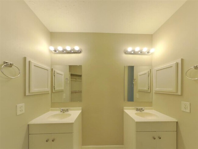 Building Photo - 3551 Windmoor Dr