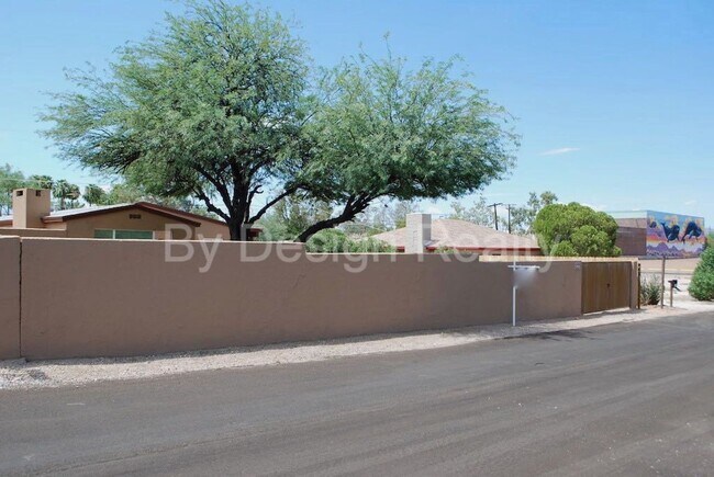 Building Photo - Recently Updated - 3 Bed 2 Bath - Large Ga...