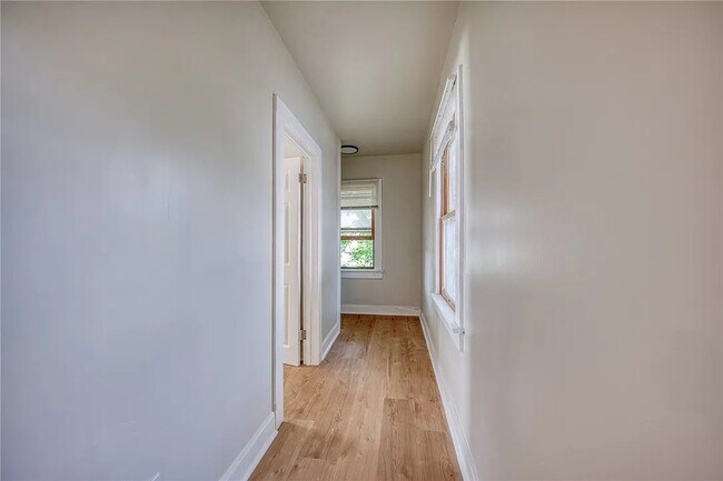 Building Photo - 204 Clarksville St
