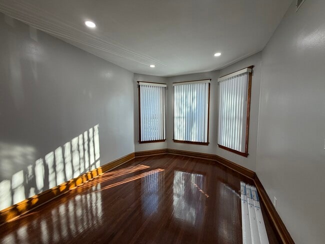 Building Photo - 2624 W Walton St