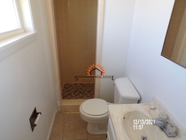 Building Photo - Cute 3 bedrooms 2 bath home 1 car garage