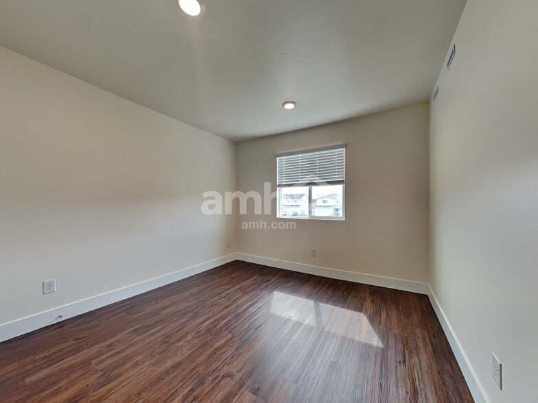 Building Photo - 1067 S Jillian Ave