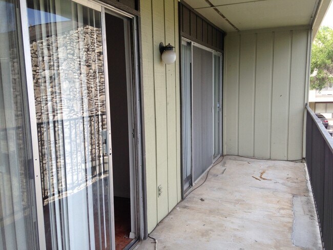 Building Photo - 500 E Riverside Dr