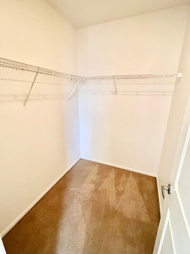 Building Photo - 3bd 3bth Gated