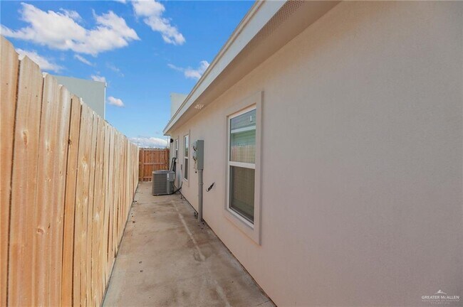 Building Photo - 18 San Vicente