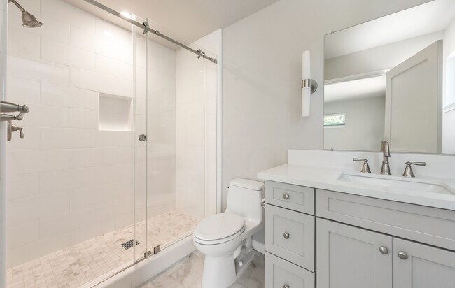 Building Photo - Spacious 3 BD / 2 BA Home with Beautifully...