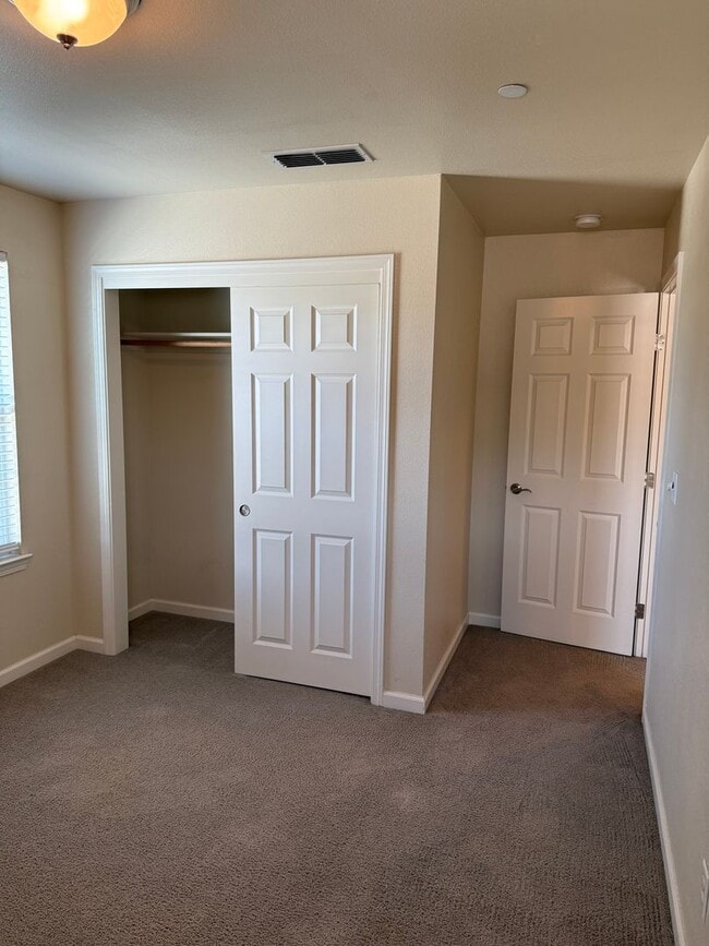 Building Photo - 3-bedroom, 2.5-bathroom townhouse located ...