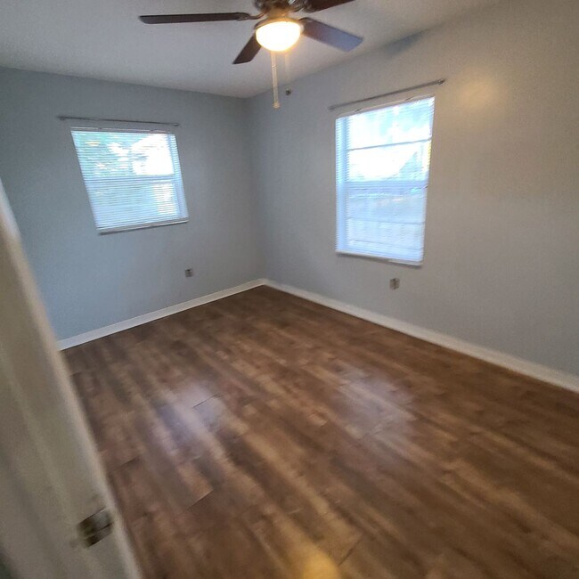 Building Photo - Charming Three Bedroom One Bathroom House ...