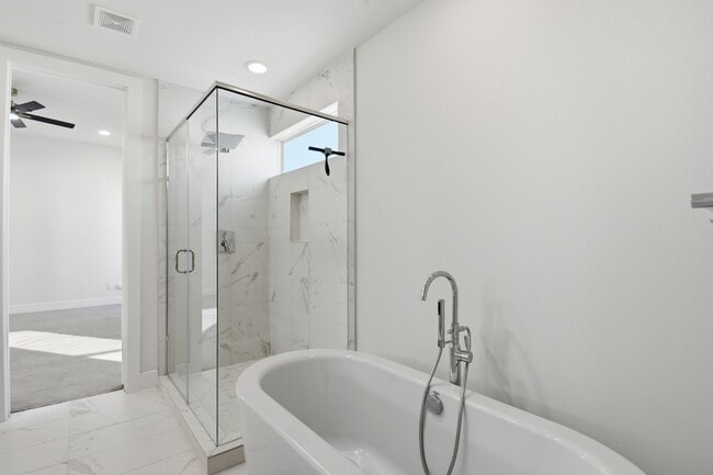 Building Photo - 5519 Paraiso Pl