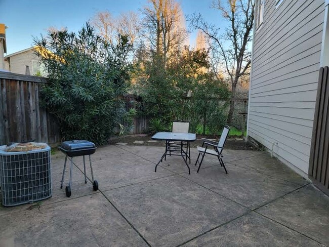 Building Photo - 469 Hawk Dr