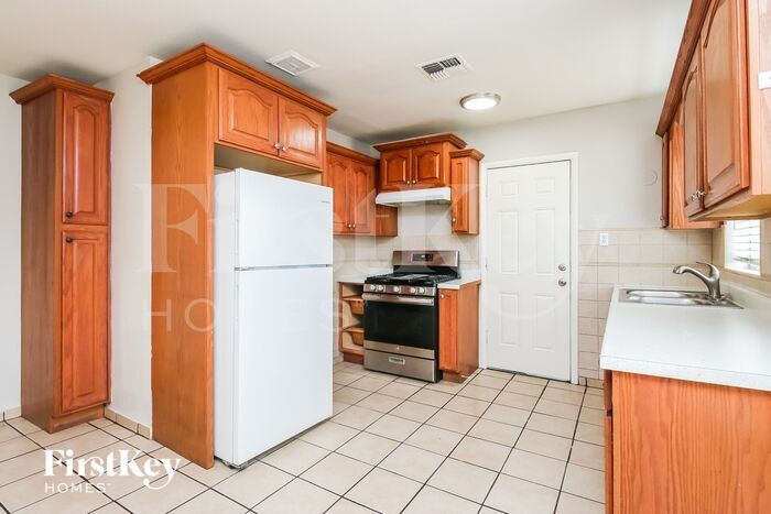 Building Photo - 3250 N 26th Pl