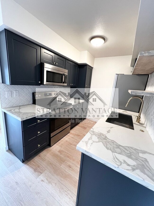 Building Photo - 2625 E Indian School Rd