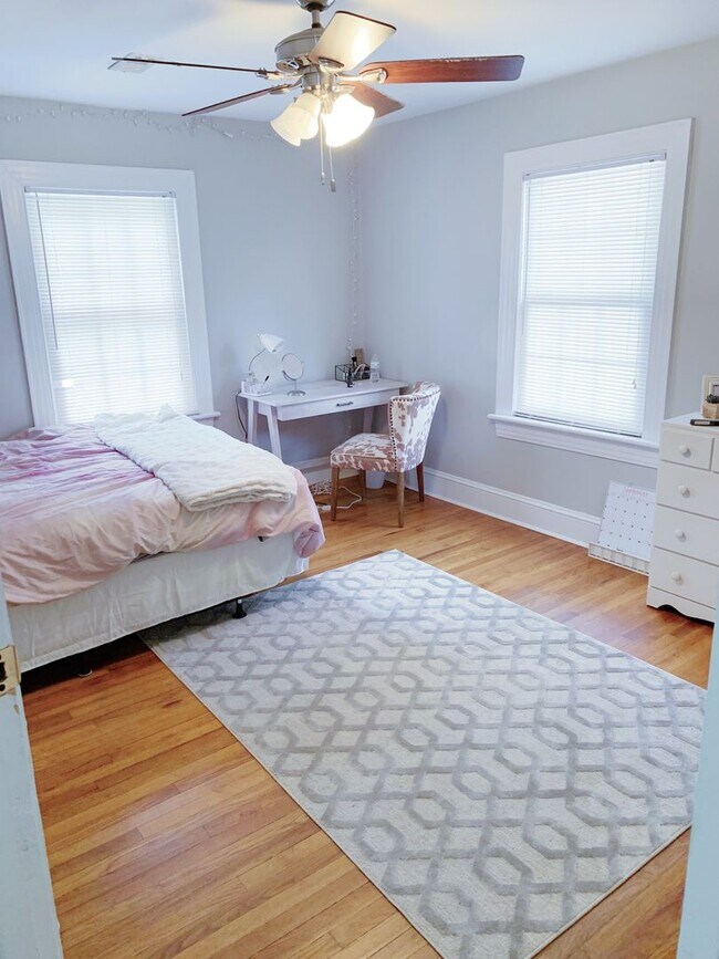 Building Photo - 3 Bedrooms 2 Full Baths with fenced in bac...