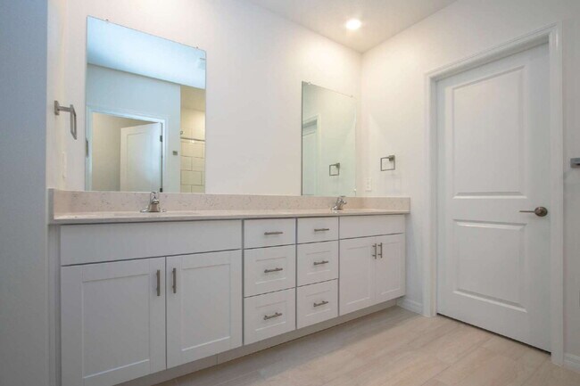 Building Photo - Lakeside Luxury in Parrish - 5 Bedroom BRA...