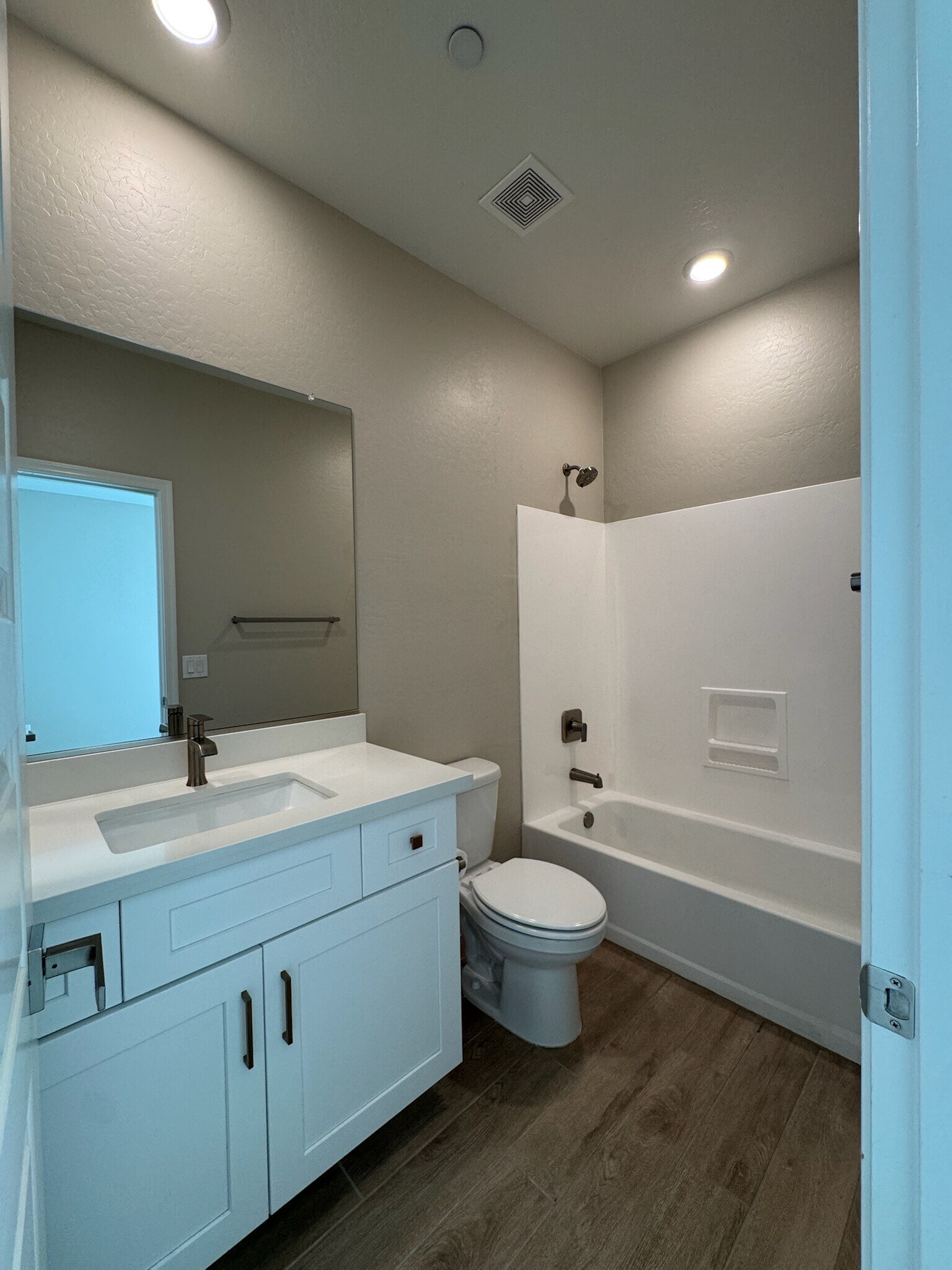 Building Photo - 277 E Azalea Dr