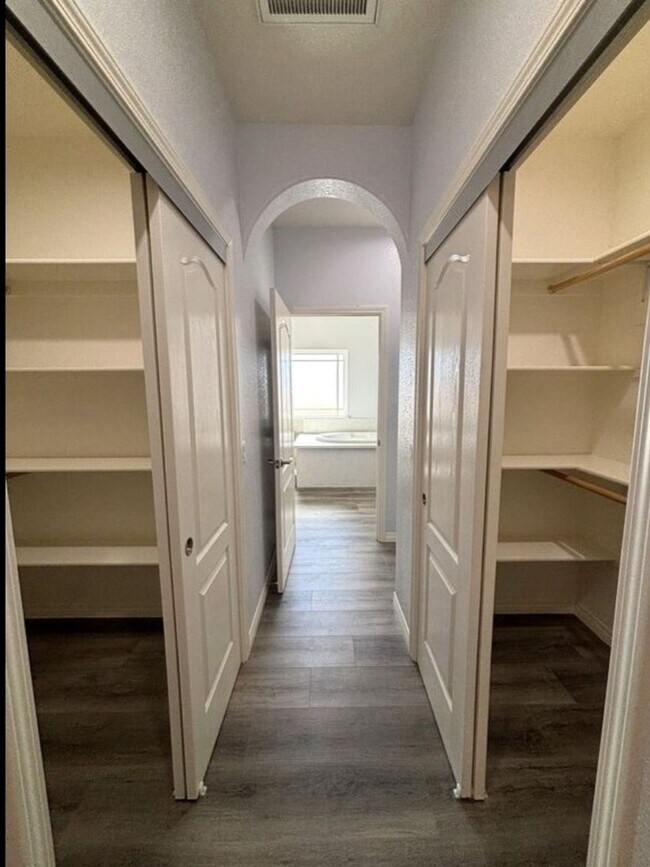 Building Photo - 9875 Magnolia Ave