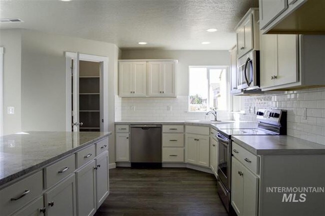 Building Photo - 2121 N Warwick Ave