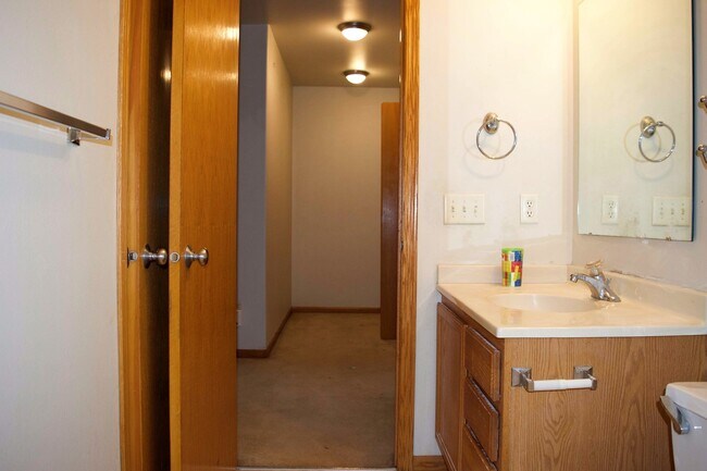 Building Photo - Large Iowa City Townhouse