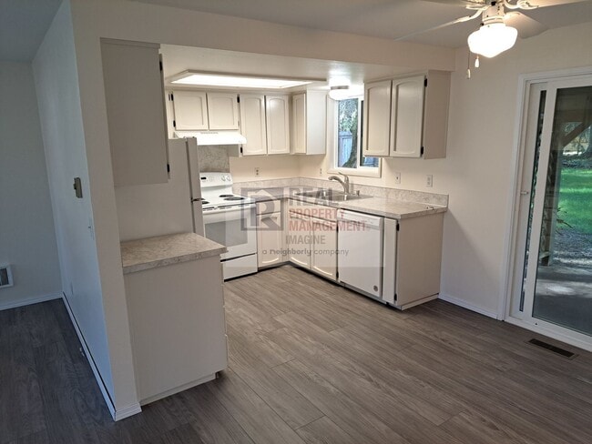 Building Photo - Newly Updated 3 Beds, 2 Bath Home on Quiet Street